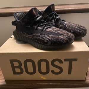 KIDS YEEZY BOOST 350! Barely Worn- in good condition!